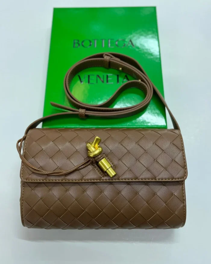 Bot­te­ga Vene­ta Mi­ni An­di­amo Cross Body Bag - Image 4