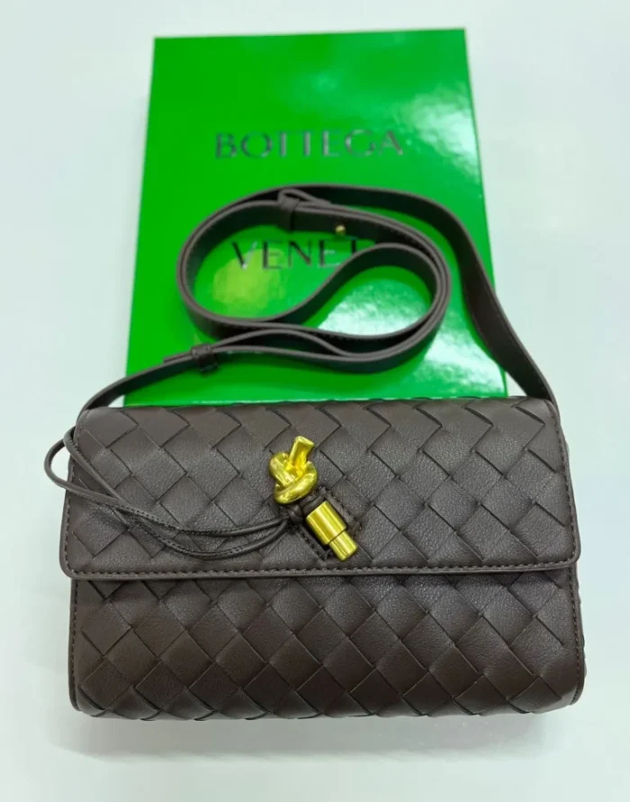 Bot­te­ga Vene­ta Mi­ni An­di­amo Cross Body Bag - Image 3